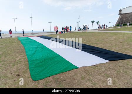 Salvador, Bahia, Brasile - 11 novembre 2023: Grande bandiera palestinese sul pavimento del faro di barra nella città di Salvador, Bahia. Foto Stock