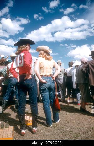 COLORADO SPRINGS, CO - MAGGIO 1954: Visione generale delle donne che parlano prima di partecipare a Gymkhana, che è un evento equestre composto da corse di pattern di velocità e giochi a tempo per i piloti a cavallo intorno al maggio 1954 a Colorado Springs, Colorado. (Foto di Hy Peskin) Foto Stock