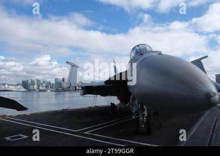 SAN DIEGO (18 novembre 2023) la portaerei classe Nimitz USS Theodore Roosevelt (CVN 71) arriva a San Diego, 18 novembre 2023. Theodore Roosevelt, l'ammiraglia del Carrier Strike Group 9 (CSG 9), sta conducendo esercitazioni di addestramento integrato nell'area operativa della 3rd Fleet degli Stati Uniti. (Foto della Marina degli Stati Uniti di Mass Communication Specialist 2nd Class Juan J. Ruiz-Lazcano) Foto Stock