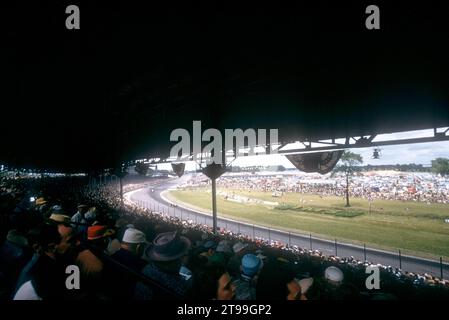 INDIANAPOLIS, IN - MAGGIO 31: Vista generale dalle tribune durante l'Indianapolis 500 il 31 maggio 1955 all'Indianapolis Speedway di Indianapolis, Indiana. (Foto di Hy Peskin) Foto Stock