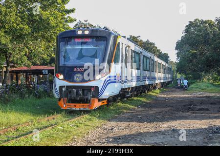 Manila, Filippine. 24 novembre 2023: Un treno diesel di classe PNR 8000 a unità multiple (prodotto dalla società indonesiana INKA - 750 passeggeri) operava come InterProvincial Commuter dalle Philippine National Railways (PNR) che celebra oggi il suo 131° anniversario. Le Filippine stanno attuando un'ambiziosa espansione ferroviaria che prevede l'interruzione delle operazioni per 5 anni nella regione della capitale nazionale (Metro Manila) a partire dal gennaio 2024, che interesserà circa 30.000 filippini al giorno, per lasciare il posto alla costruzione del progetto North-South Commuter Railway (NSCR). Crediti: Kevin Izorce/Alamy Live News Foto Stock