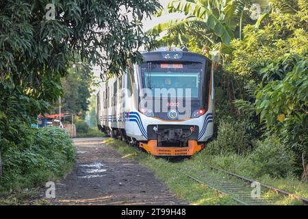 Manila, Filippine. 24 novembre 2023: Un treno diesel di classe PNR 8000 a unità multiple (prodotto dalla società indonesiana INKA - 750 passeggeri) operava come InterProvincial Commuter dalle Philippine National Railways (PNR) che celebra oggi il suo 131° anniversario. Le Filippine stanno attuando un'ambiziosa espansione ferroviaria che prevede l'interruzione delle operazioni per 5 anni nella regione della capitale nazionale (Metro Manila) a partire dal gennaio 2024, che interesserà circa 30.000 filippini al giorno, per lasciare il posto alla costruzione del progetto North-South Commuter Railway (NSCR). Crediti: Kevin Izorce/Alamy Live News Foto Stock