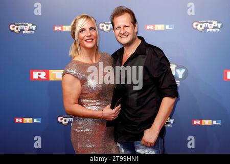 Reality-TV-Teilnehmer Jens Büchner und Ehefrau Daniela danni Büchner bei der Verleihung des 22. Deutschen Comedypreises 2018 negli studi den Brainpool. Wenig später, AM 17. Novembre 2018, Starb Jens Büchner an den Folgen von Lungenkrebs im alter von 49 Jahren. Archivfoto Köln, 07.10.2018 NRW Deutschland *** il partecipante alla Reality TV Jens Büchner e la moglie Daniela danni Büchner alla cerimonia del German Comedy Award 2018 ai Brainpool Studios poco dopo, il 17 novembre 2018, Jens Büchner è morto di cancro ai polmoni all'età di 49 anni Archivio foto Colonia, 07 10 2018 NRW Germania Copyright: xChristophxHardt Foto Stock