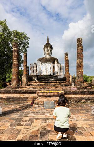 Parco storico di Sukhothai, Wat Mahathat, preghiera, statua del Buddha di meditazione del santuario principale, Sukhothai, Thailandia, Sud-est asiatico, Asia Foto Stock