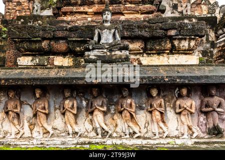 Parco storico di Sukhothai, Wat Mahathat, statua del Buddha e rilievo in nicchia, Sukhothai, Thailandia, Sud-est asiatico, Asia Foto Stock