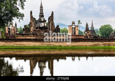 Parco storico di Sukhothai, Wat Mahathat, stagno e tempio principale, Sukhothai, Thailandia, Sud-Est asiatico, Asia Foto Stock