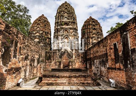 Parco storico di Sukhothai, Wat si Sawai, sala principale con tre pagode, stile Khmer, Sukhothai, Thailandia, Sud-est asiatico, Asia Foto Stock