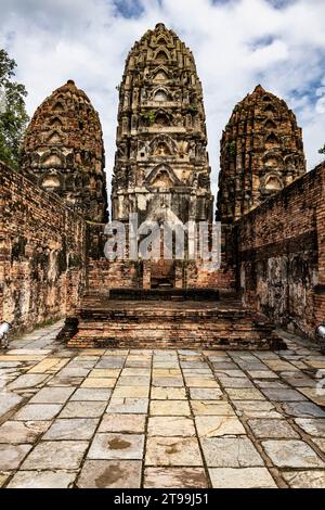 Parco storico di Sukhothai, Wat si Sawai, sala principale con tre pagode, stile Khmer, Sukhothai, Thailandia, Sud-est asiatico, Asia Foto Stock