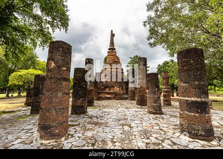 Parco storico di Sukhothai, Wat Chang Lom, statue di elefanti a piattaforma, Sukhothai, Thailandia, Sud-est asiatico, Asia Foto Stock