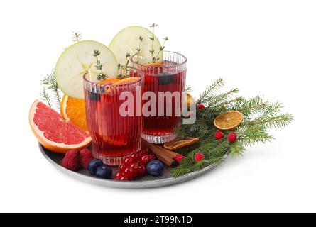 Composizione con Sangria natalizia aromatica in bicchieri isolati su bianco Foto Stock