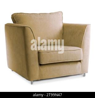 Una comoda poltrona beige scura isolata su bianco Foto Stock