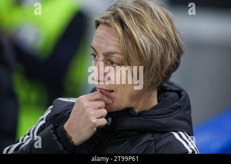 Londra, Regno Unito. 23 novembre 2023. Londra, Inghilterra, 23 novembre 2023: Il manager del Paris FC Sandrine Soubeyrand durante la partita di UEFA Women's Champions League tra Chelsea e Paris FC allo Stamford Bridge di Londra, Inghilterra (Alexander Canillas/SPP) credito: SPP Sport Press Photo. /Alamy Live News Foto Stock