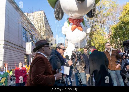 New York, New York, USA. 23 novembre 2023. (NEW) Macy's Annual Thanksgiving Day Parade si svolge a New York City. 23 novembre 2023, New York, New York, USA: Al Roker intervista Jimmy Fallon in vista della Macy's Annual Thanksgiving Day Parade il 23 novembre 2023 a New York City. (Credito: M10s/TheNews2) (foto: M10s/Thenews2/Zumapress) (immagine di credito: © Ron Adar/TheNEWS2 via ZUMA Press Wire) SOLO USO EDITORIALE! Non per USO commerciale! Foto Stock