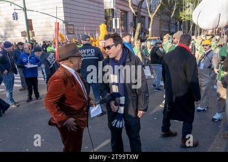 New York, New York, USA. 23 novembre 2023. (NEW) Macy's Annual Thanksgiving Day Parade si svolge a New York City. 23 novembre 2023, New York, New York, USA: Al Roker intervista Jimmy Fallon in vista della Macy's Annual Thanksgiving Day Parade il 23 novembre 2023 a New York City. (Credito: M10s/TheNews2) (foto: M10s/Thenews2/Zumapress) (immagine di credito: © Ron Adar/TheNEWS2 via ZUMA Press Wire) SOLO USO EDITORIALE! Non per USO commerciale! Foto Stock