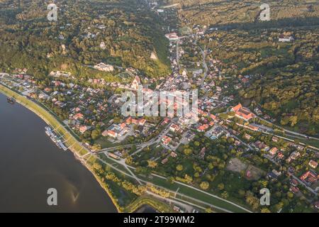Fotografia aerea con droni di Kazimierz Dolny, Città in Polonia. Foto Stock