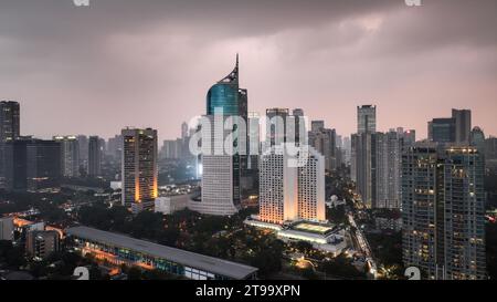 Edifici del centro di Giacarta al tramonto. Bekasi, Indonesia 24 novembre 2023 Foto Stock