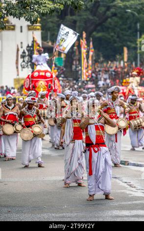 I trombettisti si esibiscono davanti ai batteristi lungo una strada di Kandy in Sri Lanka durante il Day Perahera. Foto Stock