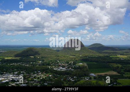 Vista panoramica del monte Tibrogargan dalla cima del monte Ngungun nelle Glass House Mountains, Queensland, Australia Foto Stock