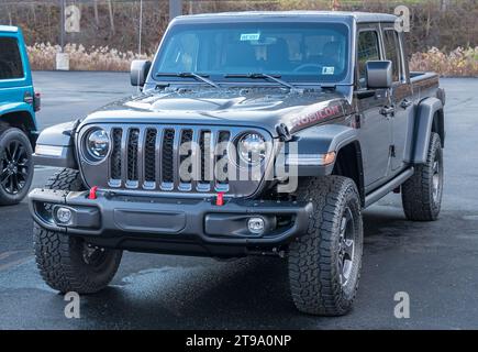 Una Jeep Gladiator in vendita presso una concessionaria di Warren, Pennsylvania, USA Foto Stock