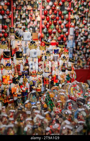 Strasburgo, Francia - 3 giugno 2023: Esposizione di coloratissimi ornamenti natalizi, giocattoli dello schiaccianoci in vendita in un negozio di souvenir nella città vecchia Foto Stock