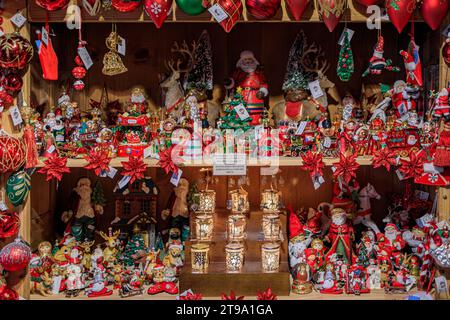 Strasburgo, Francia - 3 giugno 2023: Mostra piena di coloratissimi ornamenti natalizi e giocattoli in vendita presso un negozio di souvenir nella città vecchia Foto Stock