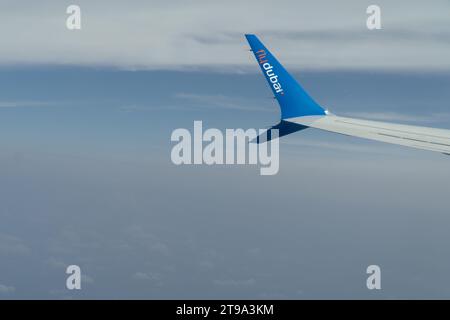 Dubai, Emirati Arabi Uniti - 8 maggio 2022 - veduta a mezz'aria del winglet di un volo Flydubai, Boeing 737 Max con un cielo e nuvole sullo sfondo. Foto Stock