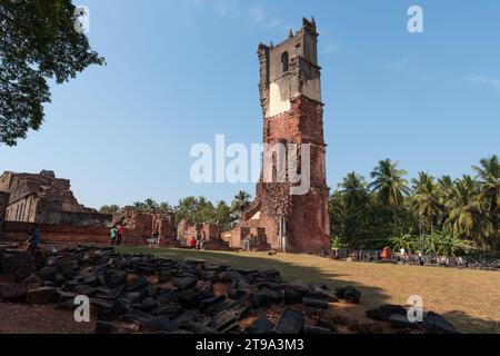 Old Goa, India - 19 dicembre 2022: Rovine della torre di Sant'Agostino, una famosa attrazione turistica nella Vecchia Goa. Foto Stock