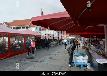 Bergen, Norvegia - 24 maggio 2017: I turisti camminano davanti alle numerose bancarelle di pesce presso il famoso mercato del pesce Foto Stock