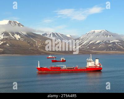 montagne e nave rossa nel porto di longyearbyen , spitsbergen, arcipelago delle svalbard, norvegia Foto Stock