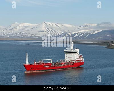 montagne e nave rossa nel porto di longyearbyen , spitsbergen, arcipelago delle svalbard, norvegia Foto Stock