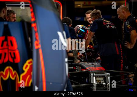 Abu Dhabi, Emirati Arabi Uniti, 24 novembre 2023, Jake Dennis partecipa al Build Up, round 23 del campionato di Formula 1 2023. Crediti: Michael Potts/Alamy Live News Foto Stock