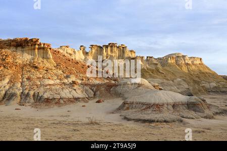 le colorate ed erose formazioni rocciose hoodoos conversanti al crepuscolo nel lavaggio dei cacciatori dei calanchi bisti vicino a farmington, new mexico Foto Stock