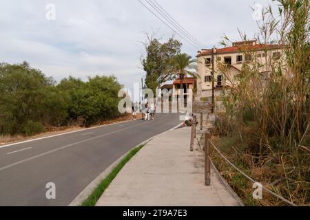 Famagosta (Kapali Maras), Cipro nord - 26 ottobre 2023: Edifici e turisti nella città abbandonata di Varosha. Foto Stock