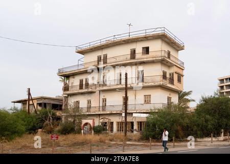 Famagosta (Kapali Maras), Cipro nord - 26 ottobre 2023: Edifici e turisti nella città abbandonata di Varosha. Foto Stock