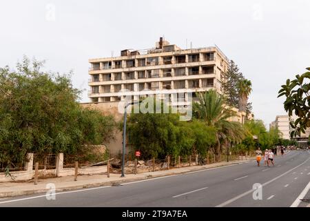 Famagosta (Kapali Maras), Cipro nord - 26 ottobre 2023: Edifici e turisti nella città abbandonata di Varosha. Foto Stock