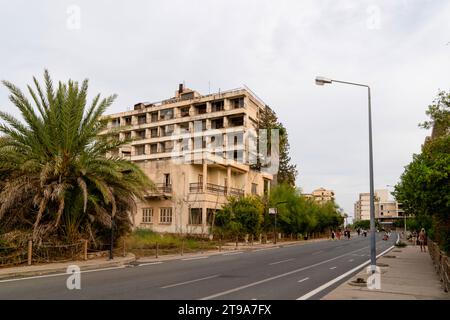 Famagosta (Kapali Maras), Cipro nord - 26 ottobre 2023: Edifici e turisti nella città abbandonata di Varosha. Foto Stock