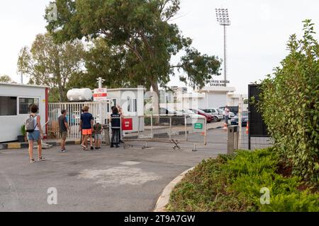 Famagosta (Kapali Maras), Cipro del Nord - 26 ottobre 2023: La porta (posto di controllo di frontiera) della città abbandonata Varosha e i visitatori e i turisti nei dintorni Foto Stock