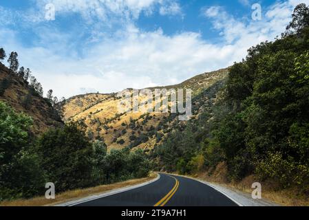 Splendida sezione della State Route 140 da Mariposa a Yosemite Valley, California Foto Stock