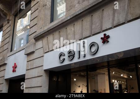 Bordeaux , Francia - 11 16 2023 : segno celio stella del marchio rosso e testo logo asterisco dell'entrata del negozio per la catena di abbigliamento maschile Foto Stock