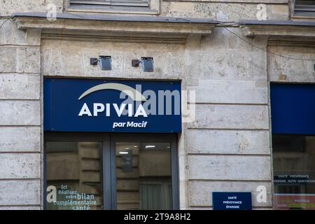 Bordeaux , Francia - 11 16 2023 : apivia macif mutuelle logo segno e testo marchio sulla facciata francese degli uffici costruzione catena di mutua agenzia Foto Stock