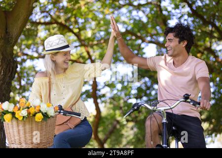 giovani motociclisti sorridenti si divertono con le mani alzate Foto Stock