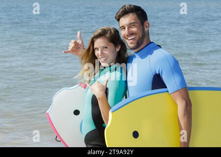 giovane coppia di bodyboard surfisti r Foto Stock