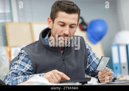 uomo d'affari o contabile che lavora con la calcolatrice Foto Stock