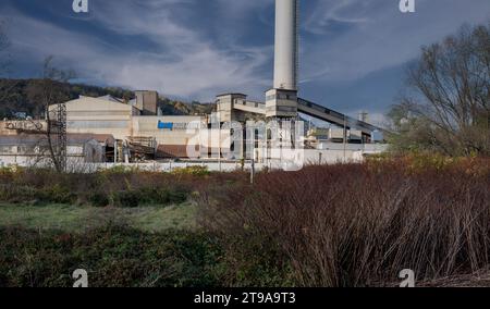 Nova Bana, Slovacchia - 12 novembre 2023: Impianto di produzione di isolamento Knauf a Nova Bana. Slovacchia. Knauf Insulation è uno dei più grandi al mondo Foto Stock