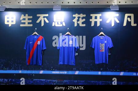 Shanghai, Cina. 24 novembre 2023. SHANGHAI, CINA - 23 NOVEMBRE 2023 - CSL Shanghai Shenhua F.C. stand al Shanghai Sports Show, 23 novembre 2023, a Shanghai, Cina. Credito: NurPhoto SRL/Alamy Live News Foto Stock