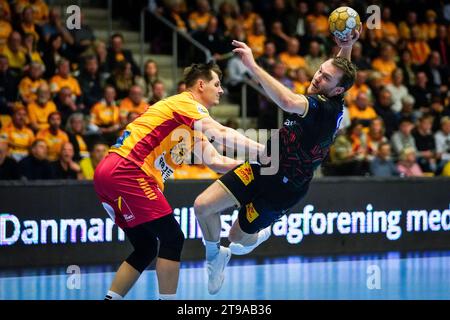 Odense, Danimarca. 23 novembre 2023. Felix Claar (7) dello SC Magdeburg visto nel match di EHF Champions League tra GOG e SC Magdeburg alla Jyske Bank Arena di Odense. (Foto: Gonzales Photo/Alamy Live News Foto Stock