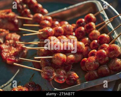 Street food tailandese al mercato. Isaan Sausages. Foto Stock