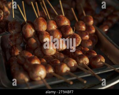 Street food tailandese al mercato. Isaan Sausages. Foto Stock