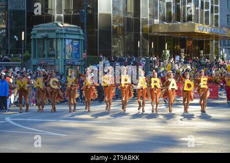 New York, Stati Uniti. 23 novembre 2023. Una visione generale dell'annuale Macy's Thanksgiving Day Parade è stata presa a New York, il 23 novembre 2023. Migliaia di persone sono in fila per le strade per assistere ai 26 palloncini e centinaia di artisti che partecipano alla sfilata, che è una tradizione dal 1924. Quest'anno segna la 97a parata sin dalla sua nascita, ed è stata trasmessa in televisione dal 1952. (Foto di Deccio Serrano/NurPhoto) credito: NurPhoto SRL/Alamy Live News Foto Stock