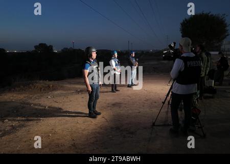 I membri della stampa attendono una panoramica per segnalare gli scioperi israeliani a nord di Gaza in mezzo alle continue battaglie tra Israele e Hamas il 23 novembre 2023 a Sderot, in Israele. Più di un mese dopo gli attacchi del 7 ottobre di Hamas, l'esercito del paese ha continuato il suo bombardamento sostenuto della Striscia di Gaza e ha lanciato un'invasione terrestre per sconfiggere il gruppo militante che governa il territorio palestinese. Foto Stock